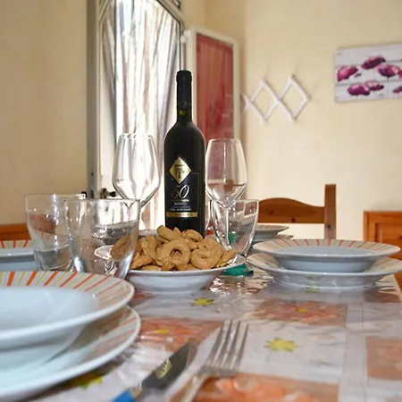 בית נופש With Terrace And Garden, Parking Available *